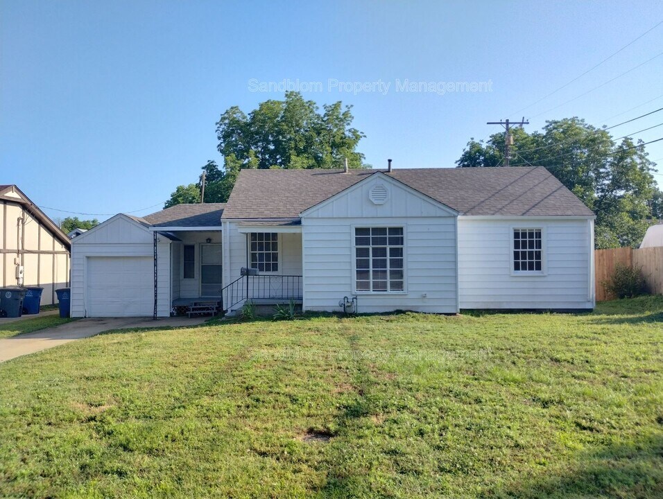 2715 W Easton St in Tulsa, OK - Building Photo