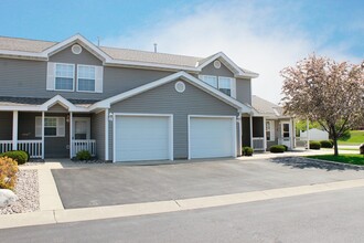 Boulder Ridge Townhomes in Shakopee, MN - Building Photo - Building Photo