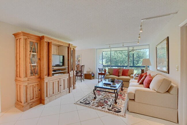1731 Bridgewood Dr in Boca Raton, FL - Building Photo - Building Photo