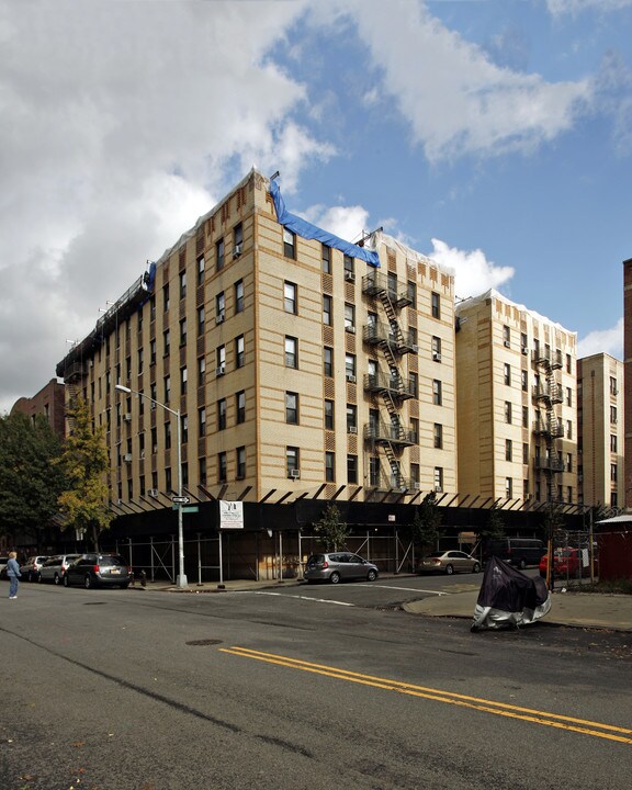 687 W 204th St in New York, NY - Building Photo