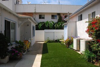 954 11th Street, in Santa Monica, CA - Building Photo - Building Photo