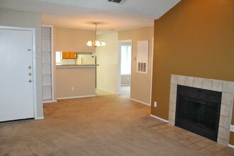 Salem Creek Apartment Homes in San Antonio, TX - Foto de edificio - Building Photo
