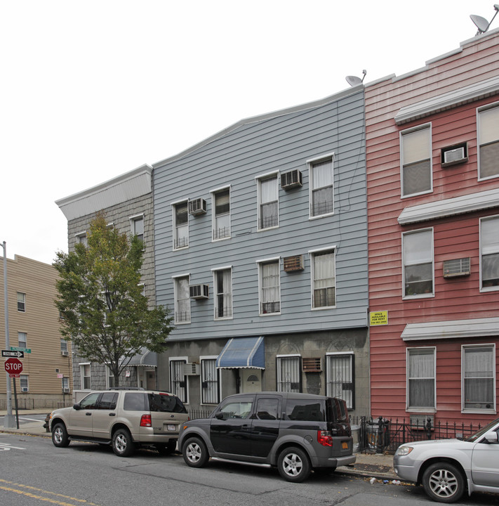 712 Lorimer St in Brooklyn, NY - Building Photo