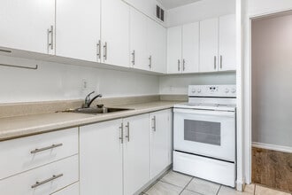 Park Heights Limited in Mississauga, ON - Building Photo - Interior Photo