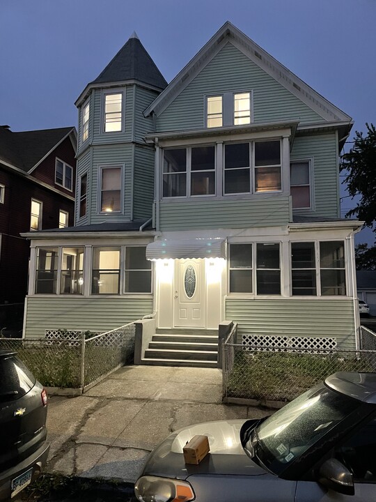 163 Deacon St, Unit 163 DEACON STREET 3RD FLR in Bridgeport, CT - Building Photo