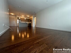 516 Harvard St, Unit 305 in Brookline, MA - Foto de edificio - Building Photo