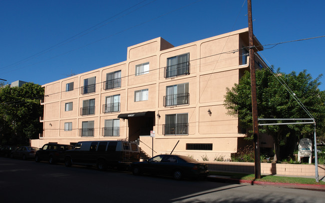 1397 Midvale Ave in Los Angeles, CA - Foto de edificio - Building Photo