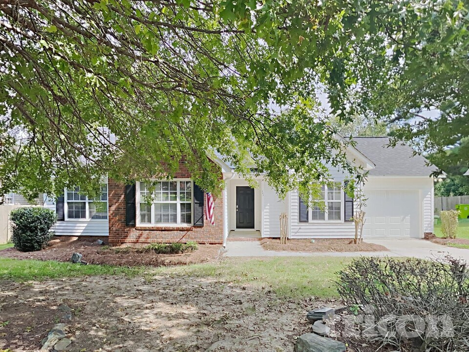111 Sweet Thorne Rd in Irmo, SC - Building Photo