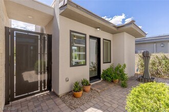 5192 Rock Daisy Dr in Las Vegas, NV - Building Photo - Building Photo