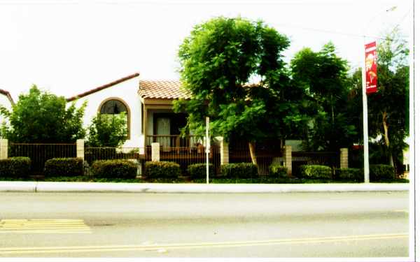 Graham Ave. in Lake Elsinore, CA - Foto de edificio