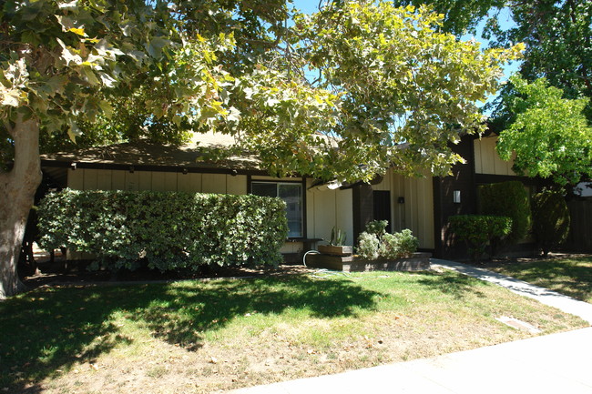 1675 Stokes St in San Jose, CA - Foto de edificio - Building Photo