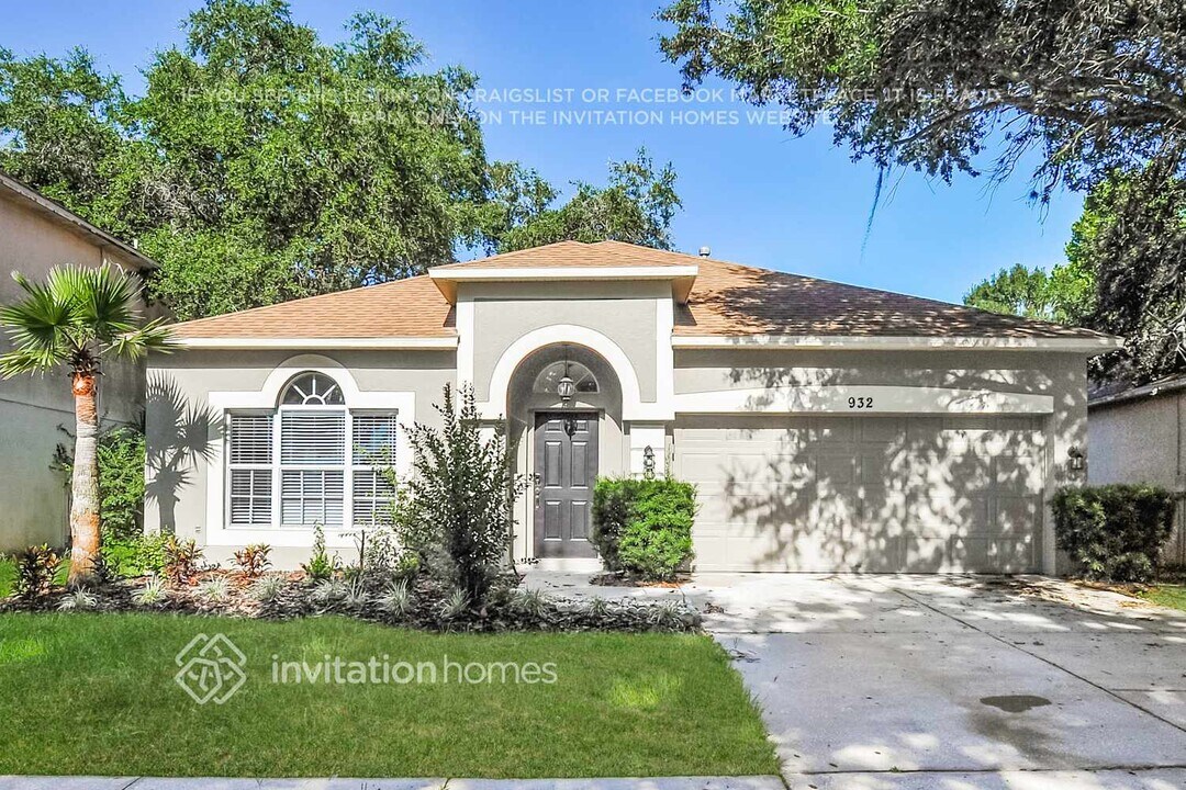932 Grand Canyon Dr in Valrico, FL - Building Photo