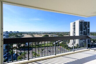 2400 Presidential Way in West Palm Beach, FL - Building Photo - Building Photo