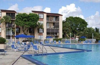 14211 SW 88th St in Miami, FL - Building Photo - Building Photo