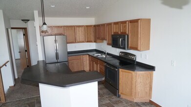2147 Allison Lane West in West Fargo, ND - Foto de edificio - Building Photo