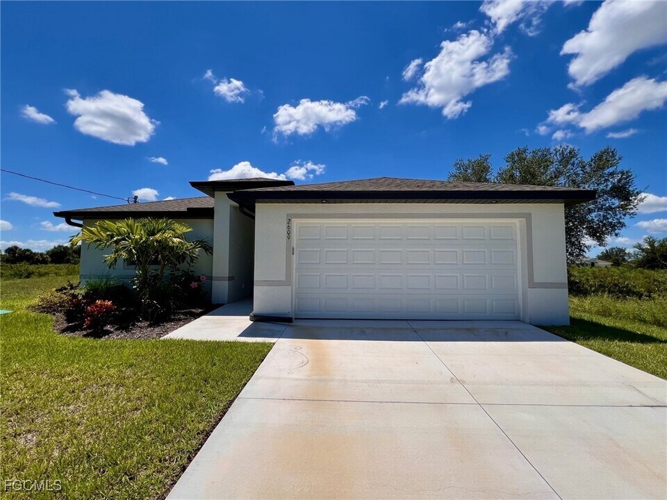 2609 59th St W in Lehigh Acres, FL - Building Photo