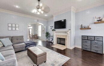 300 Overbrook Dr in Broussard, LA - Foto de edificio - Building Photo