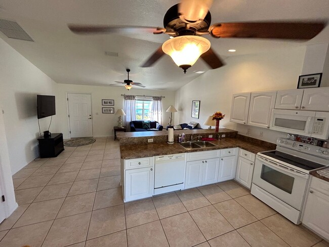 3581 Cape Haze Dr in Rotonda West, FL - Building Photo - Building Photo