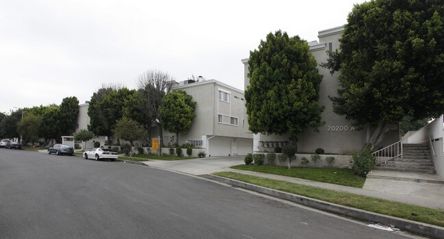 Cantara Apartments in Winnetka, CA - Foto de edificio - Building Photo