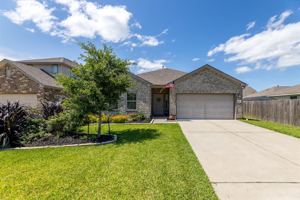 8806 Explorer Dr in Texas City, TX - Building Photo