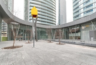 255 Bremner Blvd in Toronto, ON - Building Photo - Building Photo