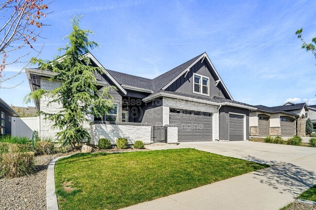 8462 W Suttle Lake Dr in Garden City, ID - Building Photo - Building Photo