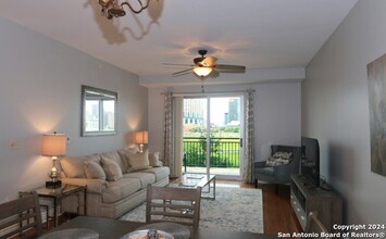215 N Center Unit 301 in San Antonio, TX - Building Photo - Building Photo
