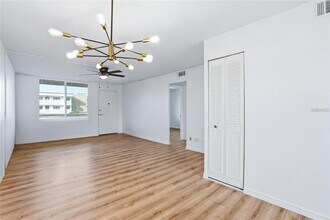 5095 Bay St NE in St. Petersburg, FL - Building Photo - Building Photo