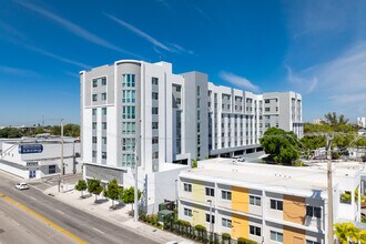 Wenski Groves in Miami, FL - Building Photo - Building Photo