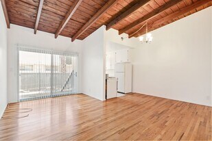 978 S Barrington Ave, Unit 04 in Los Angeles, CA - Building Photo