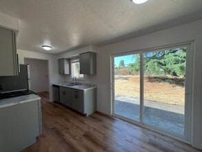 4036 Southway Loop in Springfield, OR - Building Photo - Building Photo