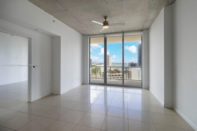 3470 E Coast Ave, Unit H1112 in Miami, FL - Foto de edificio - Building Photo