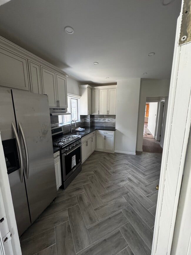 83 Cromwell Ave, Unit Cromwell 1st