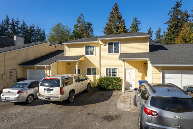 Hampton Court Townhomes in Lynnwood, WA - Building Photo - Building Photo