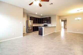 622 Harvest Bluff Dr in Rosharon, TX - Foto de edificio - Building Photo