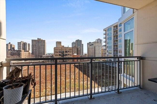1134 W Granville Ave, Unit 816 in Chicago, IL - Foto de edificio - Building Photo