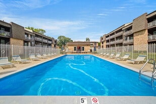 Four Seasons Apartments in Des Moines, IA - Building Photo