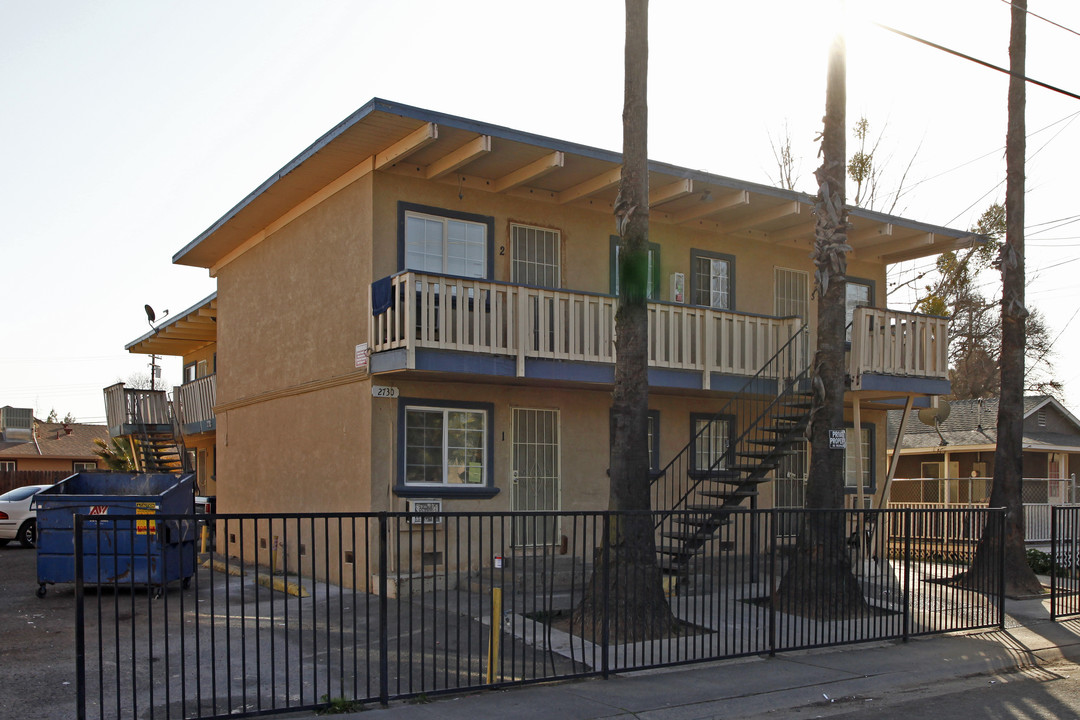 Oakmont Apartments in Sacramento, CA - Building Photo