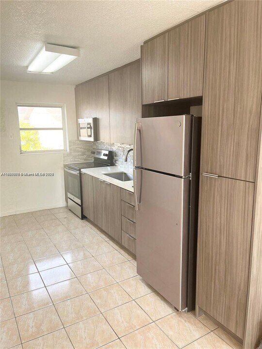 605 W 68th St in Hialeah, FL - Building Photo