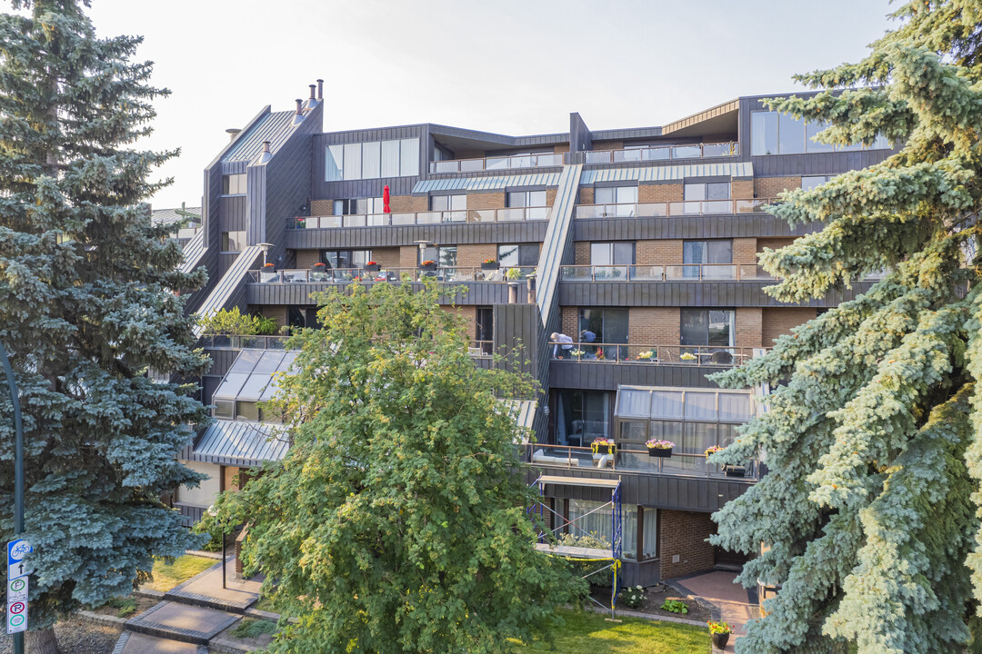 Mt. Royal Terrace in Calgary, AB - Building Photo