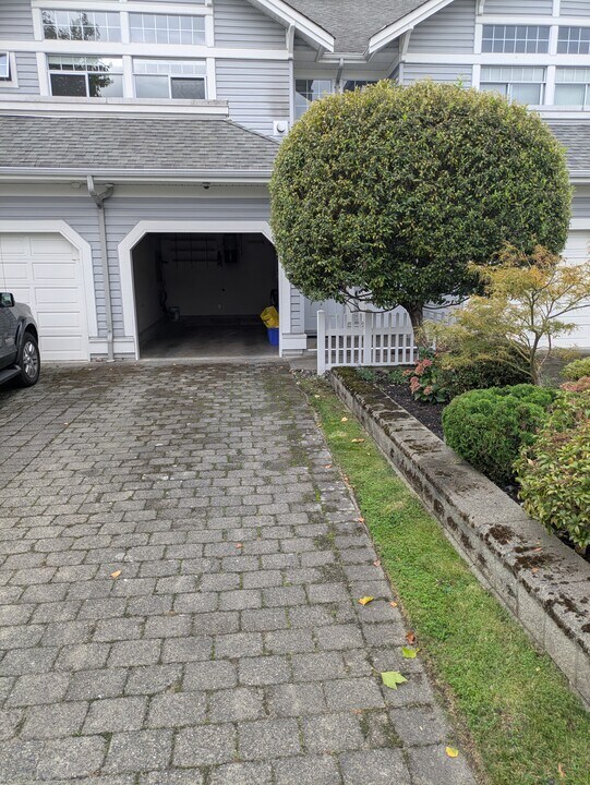 5708 208 St in Langley, BC - Building Photo