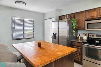 2202 S Cypress Bend Dr in Pompano Beach, FL - Building Photo - Building Photo
