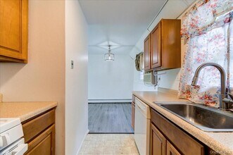 37 Alpine Dr in Wappingers Falls, NY - Foto de edificio - Building Photo