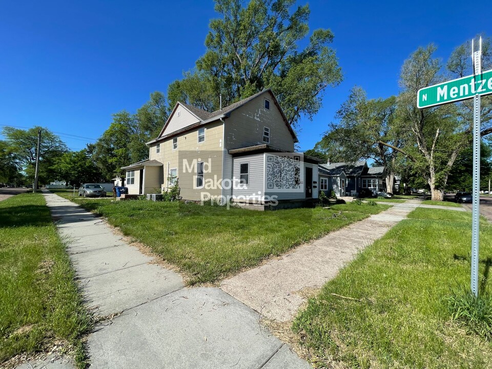 821 E 7th Ave in Mitchell, SD - Building Photo