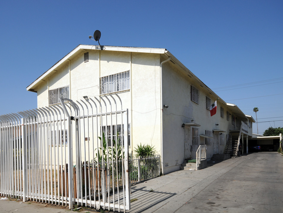 6027 Makee Ave in Los Angeles, CA - Foto de edificio