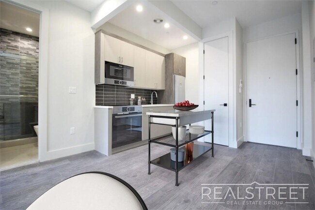 697 DeKalb Ave in Brooklyn, NY - Building Photo - Building Photo