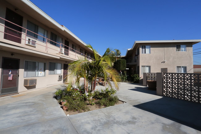 710 Cypress in La Habra, CA - Foto de edificio - Building Photo