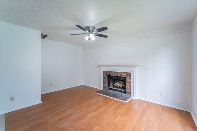 2500 Country Creek Ln in Fort Worth, TX - Building Photo - Building Photo