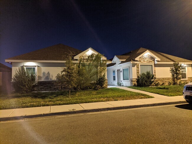 4012 Whitewing Ave, Unit 2 in Edinburg, TX - Foto de edificio - Building Photo