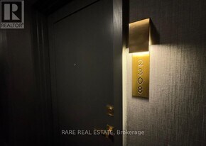 50 Charles St E in Toronto, ON - Building Photo